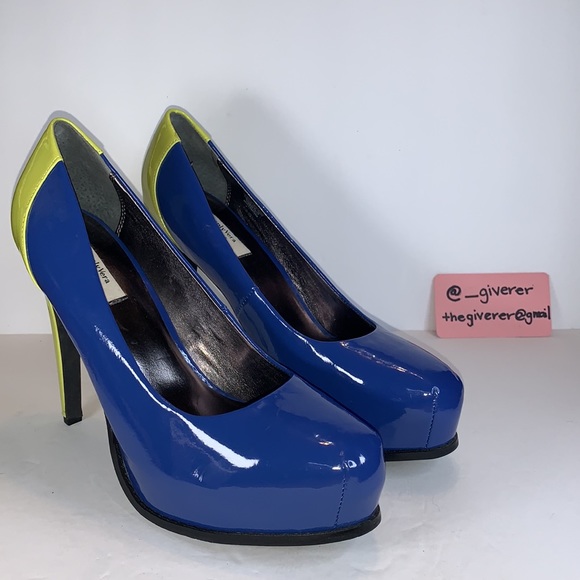 Vera Wang Two-Tome Patent Pumps - Picture 6 of 16